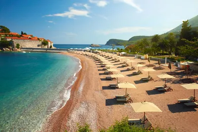Фотки пляжей Черногории с яркими цветами