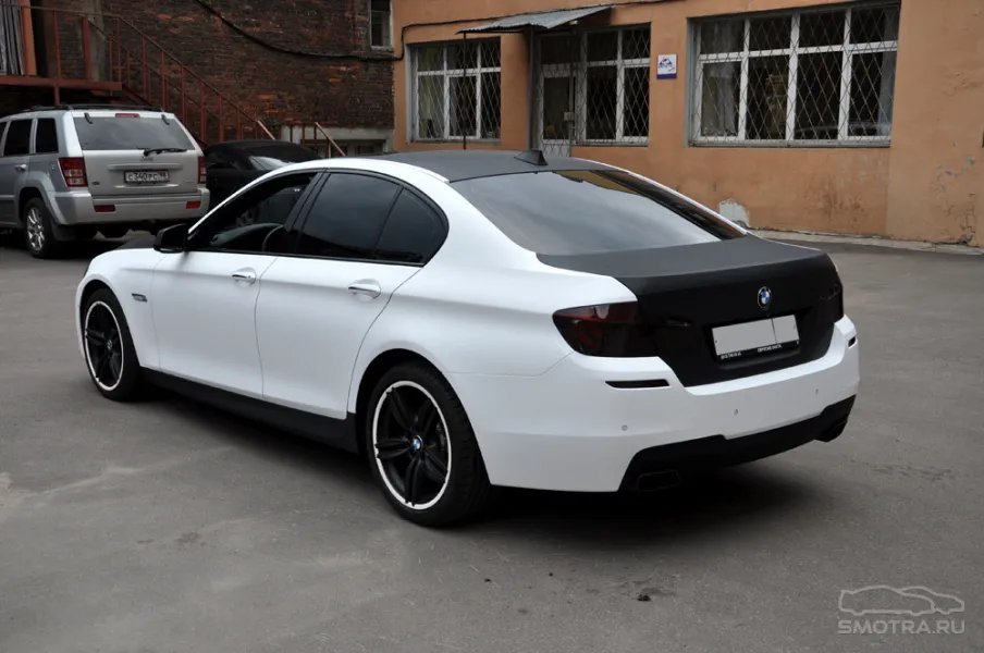 2 машина белей. BMW e90 черная крыша. Черные пороги на белой f30. Черно белая покраска авто. Черно белый окрас автомобиля.