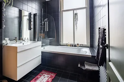 Изображение черного кафеля в ванной