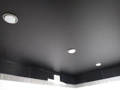 Изображение черного натяжного потолка в ванной комнате - скачать