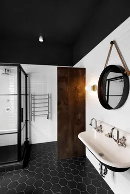 Потолочные фотоидеи для ванной комнаты с черным натяжным потолком