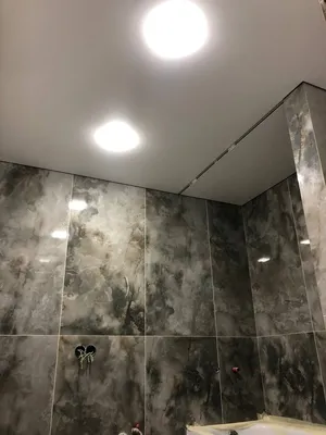 Идеи дизайна ванной комнаты с черным натяжным потолком: вдохновение для вашего интерьера