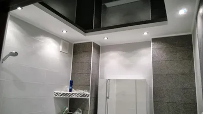 Идеи дизайна ванной комнаты с черным натяжным потолком: воплощение стиля