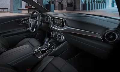 Фото Chevrolet Blazer 2023 на фоне зданий