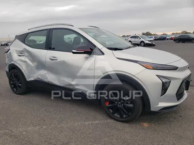 Chevrolet Bolt EUV 2023 с открытыми дверями