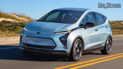 Chevrolet Bolt EUV 2023 в движении на дороге