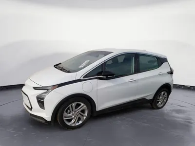 Фотографии Chevrolet Bolt EV 2023 на пляже