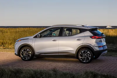 Фото Chevrolet Bolt EV 2023 в динамике