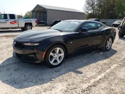 Фото Chevrolet Camaro LT 2023 на фоне ночного города