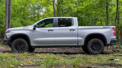 Фото Chevrolet Silverado 2023 в профиль