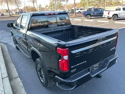 Картинки Chevrolet Silverado 2023 в городской среде