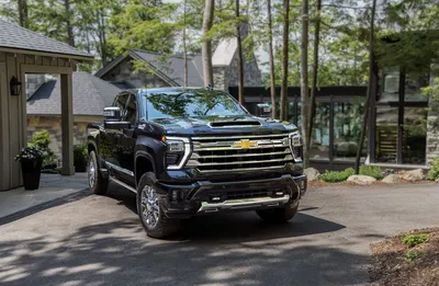 Chevrolet Silverado 2023 в черном цвете