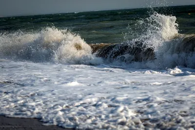 Фотка с яхтой, плывущей по прибрежным волнам Каспийского моря