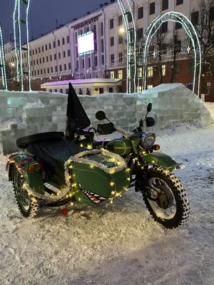 Фотография Деда мороза на мотоцикле с отражением на ледяном пути