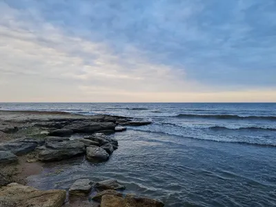 Фото заката на Каспийском море - впечатляющий вид на айфон.