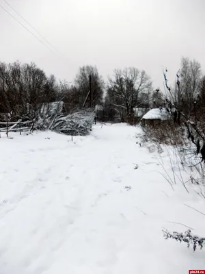 Зимнее чудо: Рисунок деревни в снегу в хорошем качестве