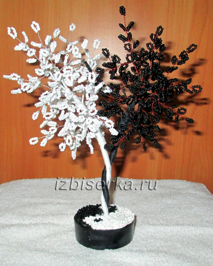 Черно-белое дерево из бисера «Инь-янь»