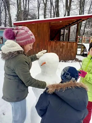 Солнечные моменты: Дети играют в снегу под лучами солнца