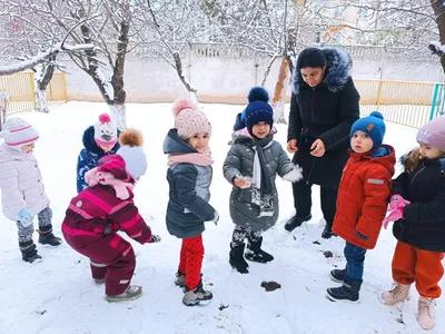 Зимние радости: дети на фоне белого снега