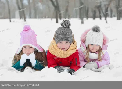 Фотографии детей с снежными скульптурами: бесплатные обои для телефона