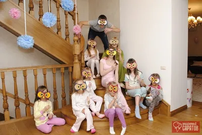 Веселые герои в ночных рубашках: фото с детской пижамной вечеринки.