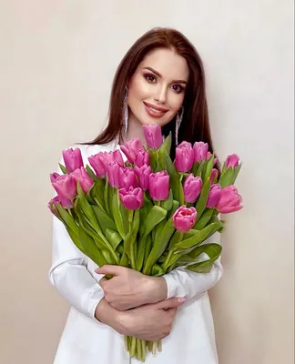 Фото красивых брюнеток с розами: выбирайте изображение в нужном формате
