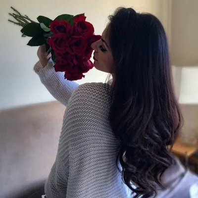 Великолепные фото брюнеток с розами: выберите размер и формат изображения