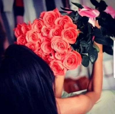 Впечатляющие снимки девушек с розами в разных форматах