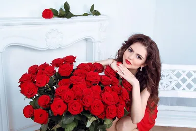Красивые снимки брюнеток с розами: выберите формат jpg, png, webp