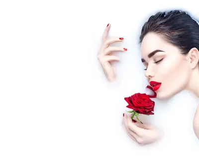 Фотографии девушек-брюнеток с розами: выберите подходящий размеры изображения