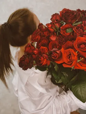 Загадочные фото девушек-брюнеток с розами: выберите подходящий формат и размер