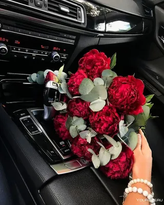 Фотографии брюнеток с розами - выберите подходящий вариант для скачивания