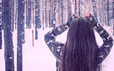 Снежная атмосфера: Девушки на аву со спины зимой