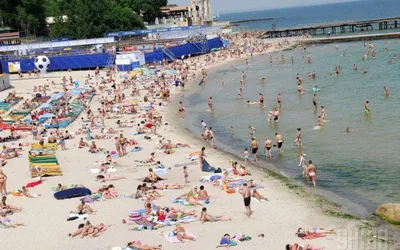 Веселые игры на пляжах Одессы: фото девушек в действии