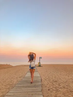 Девушек на пляже со спины  фото