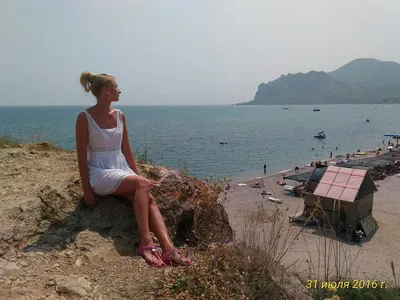 Летние дни в Крыму: девушки на пляже в объективе камеры