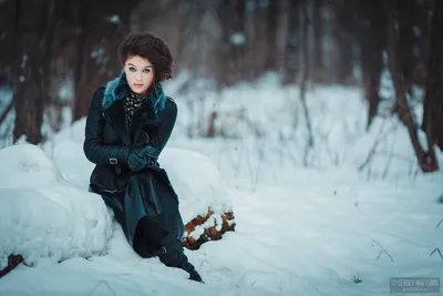 Зимний луч: Девушки на природе, освещенные зимним сиянием