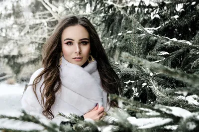 Зимние струны: Девушки на природе в гармонии с музыкой зимы
