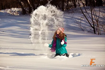 Зимняя пауза: Девушки на природе, замершие в зимнем волшебстве