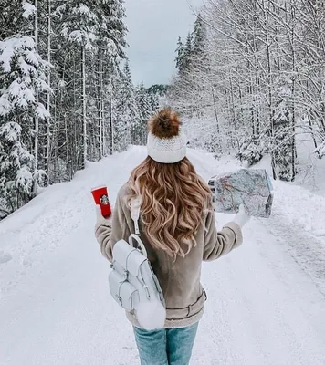 Зимние ароматы: Фотографии девушек, вдыхающих зимний воздух