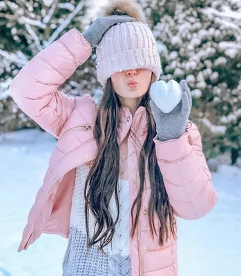Зимняя элегантность: Девушки на природе в зимних нарядах