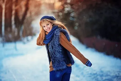 Зимний флер: Фотографии девушек на природе с зимними акцентами
