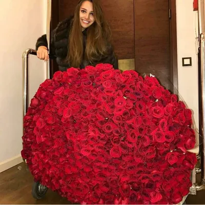 Изображения красивых девушек с роскошным букетом роз: стильный формат png