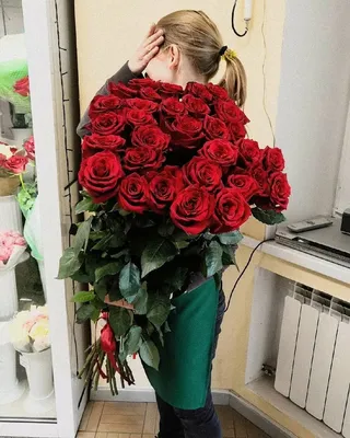 Прекрасные цветы на фото: розы в руках девушек