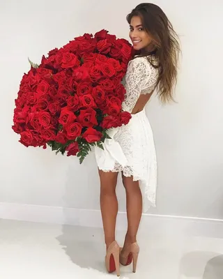 Фото девушек, обрамленных цветущими розами