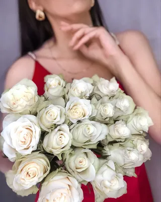 Фотографии девушек, окутанных ароматом и розами