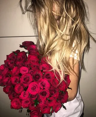 Очарование роз: фото девушек с изумительными букетами