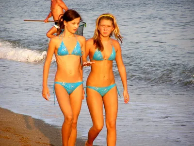 Живописные кадры девушек с одесских пляжей: летние впечатления