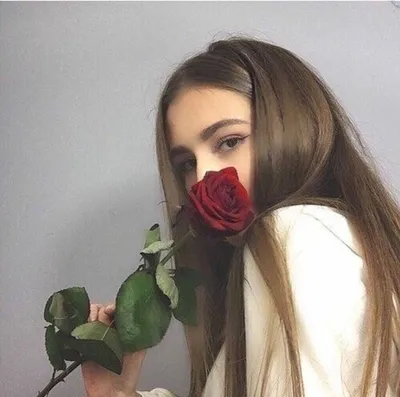 Фотографии девушек с одной розой для скачивания