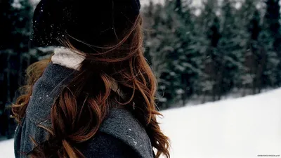 Белоснежные отражения: Девушки сзади в зимнем свете